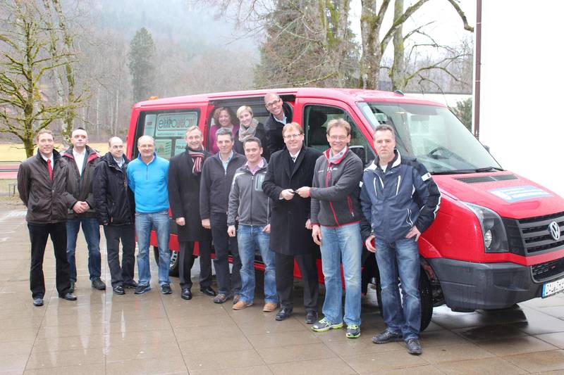 Busübergabe mit Sponsoren